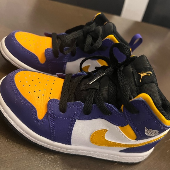 Toddler Air Jordans - Picture 2 of 12